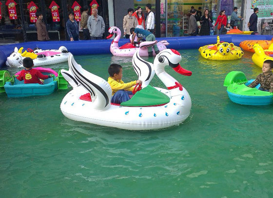 Inflatable pool bumper boats for fun